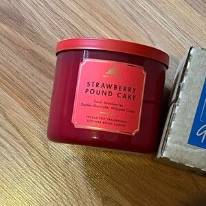 NWT White Barn Strawberry Pound Cake Scented Candle